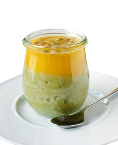 Pudding al cocco e matcha in vasetto con crema mango e frutto della passione