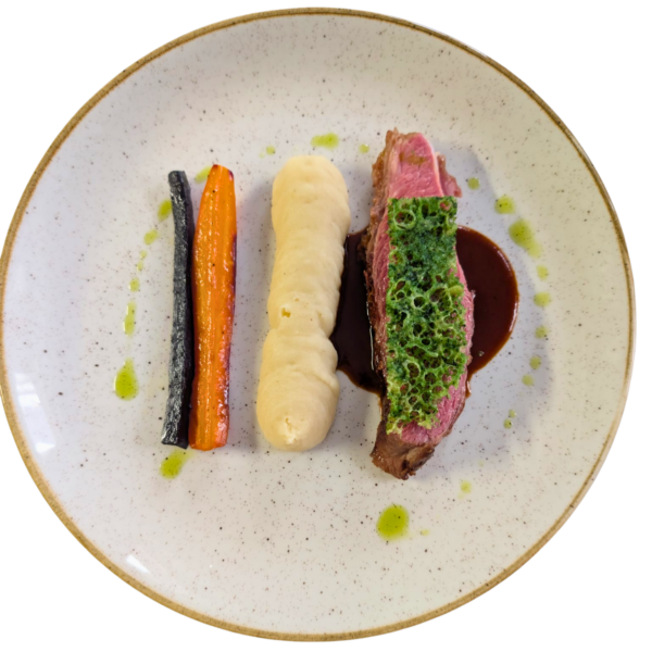 Punta di petto di vitello nostrano con purè di pastinaca, carote glassate e chips alle erbe