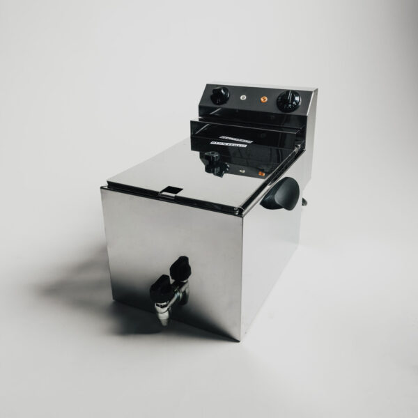 Friteuse auf Tisch