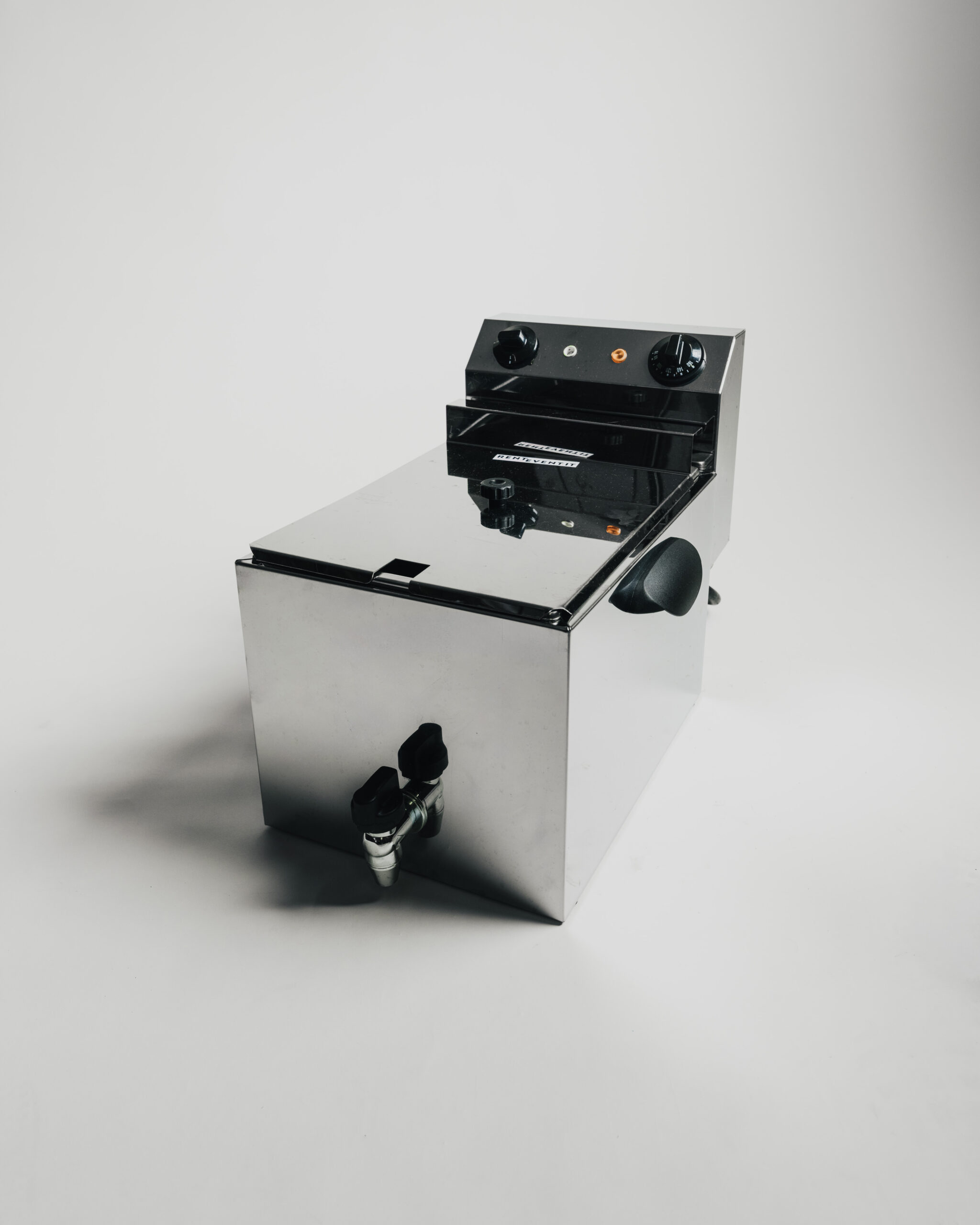 Friteuse auf Tisch