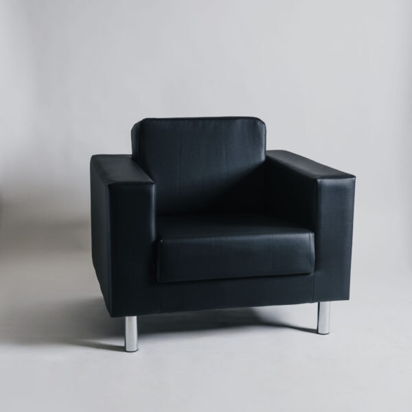 Poltrona lounge, similpelle nera