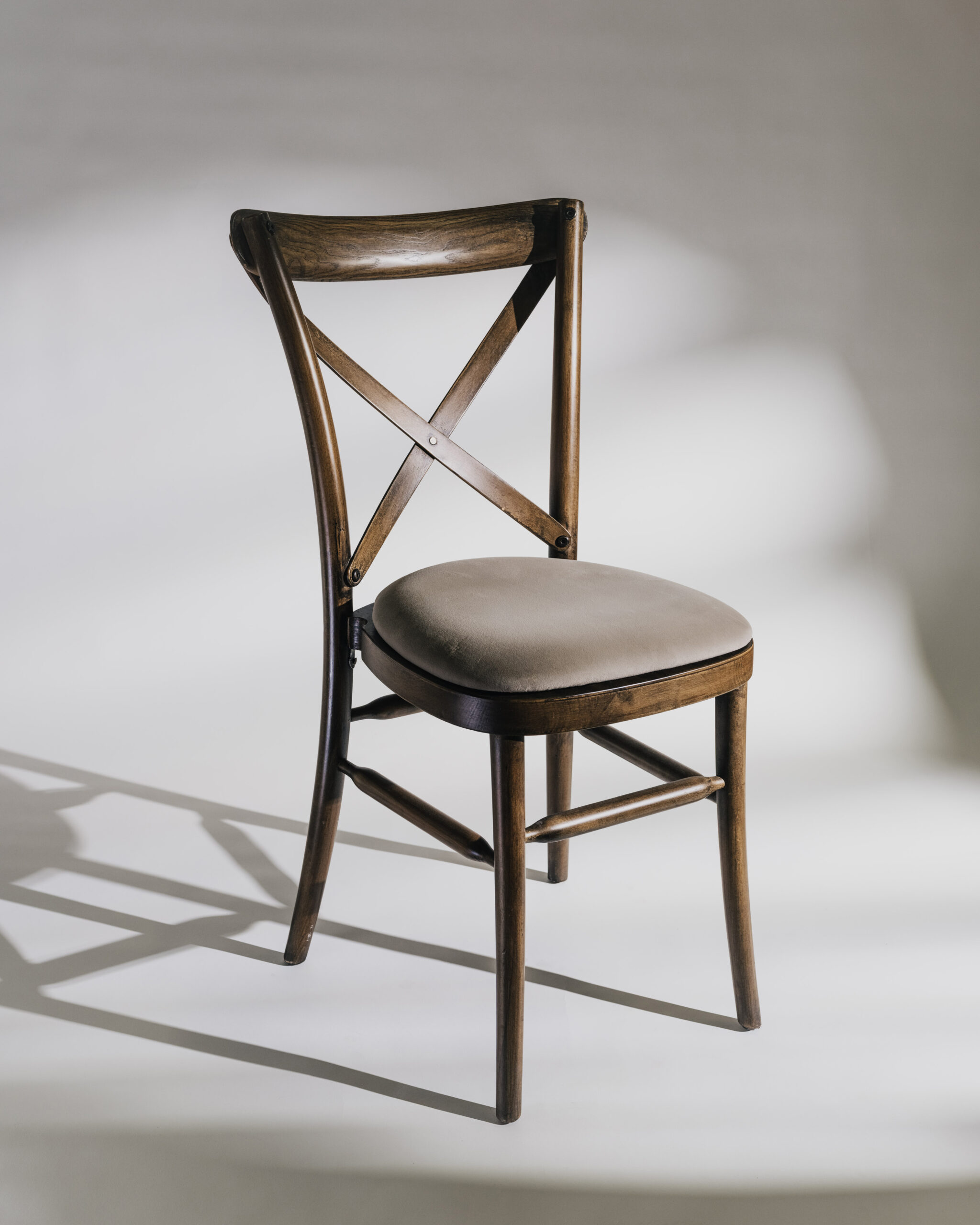Sedia Crossback Antique con cuscino grigio chiaro